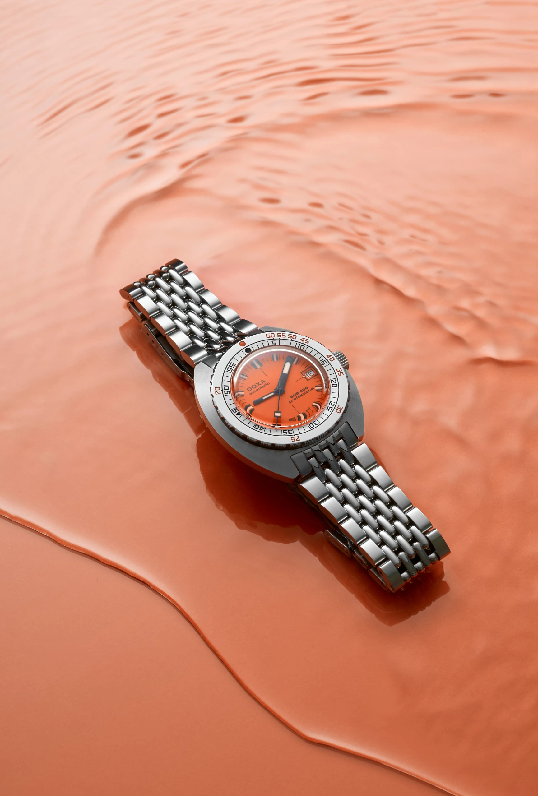 Still life de la Doxa 300 sub sur un fond orange