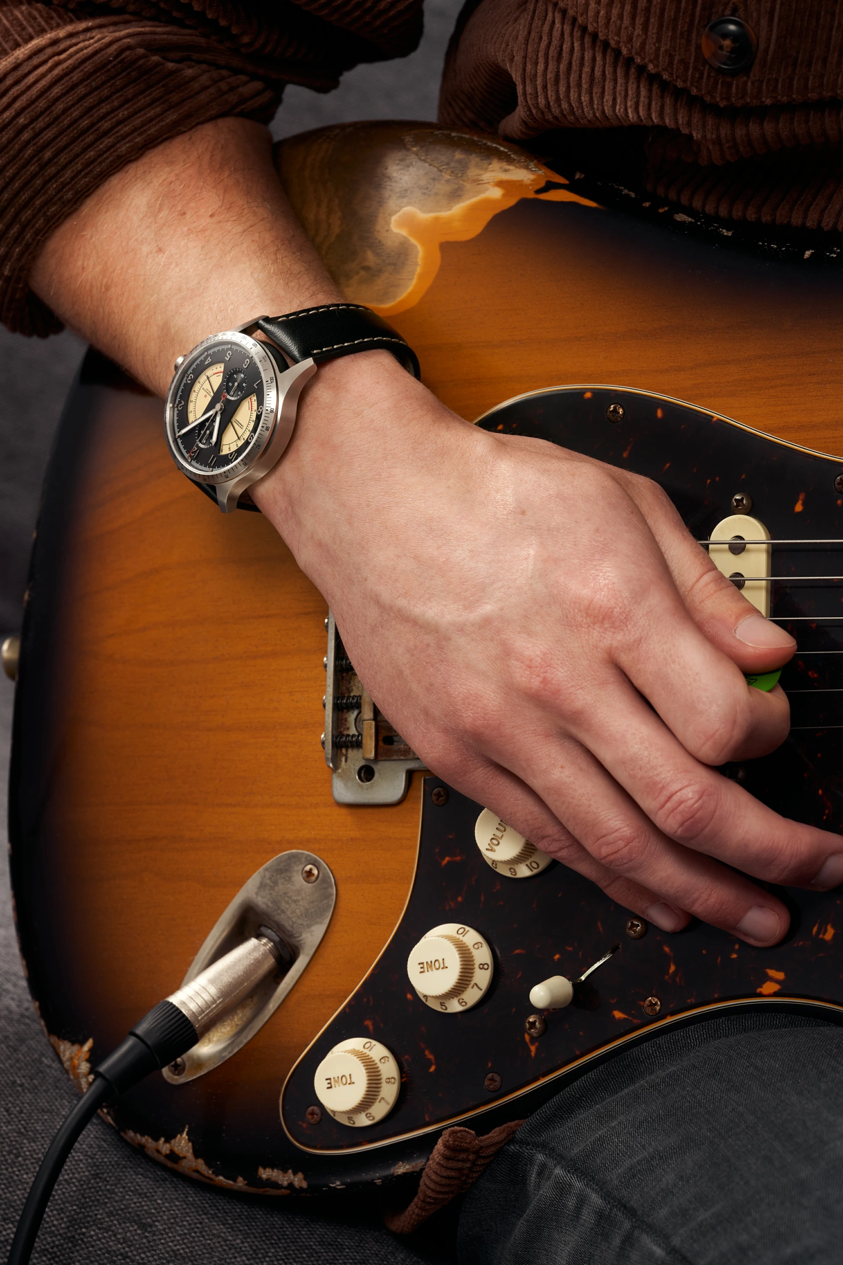 Photographie d'un guitariste portant la montre Sonomaster de chez Reservoir watch