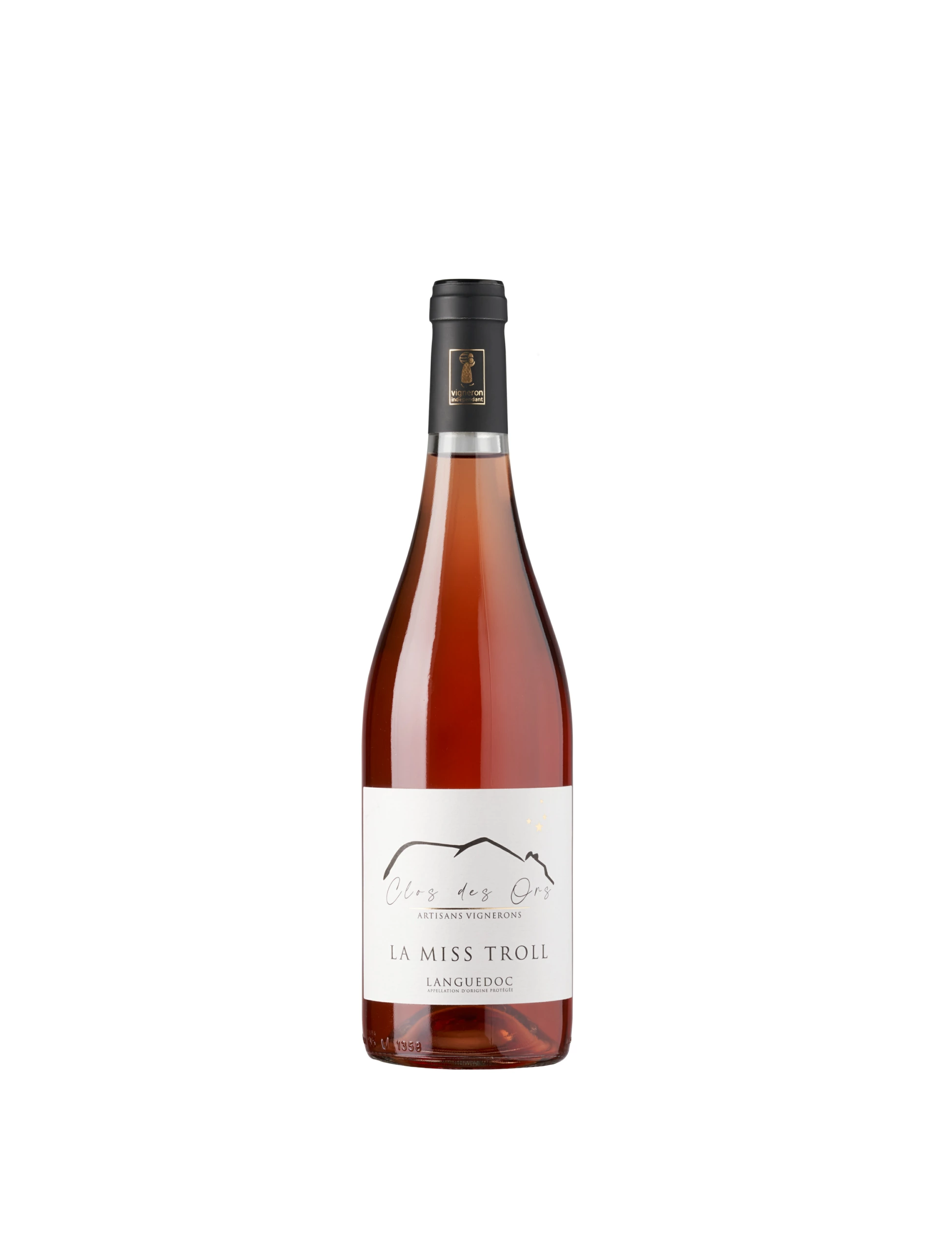 Packshot Catalogue Vins Basique 03 Bouteille de vin rosé Clos des Ors La Miss Troll Languedoc à la verticale sur fond blanc sans couture, éclairage de studio, bouchon noir, étiquetage en noir et or.