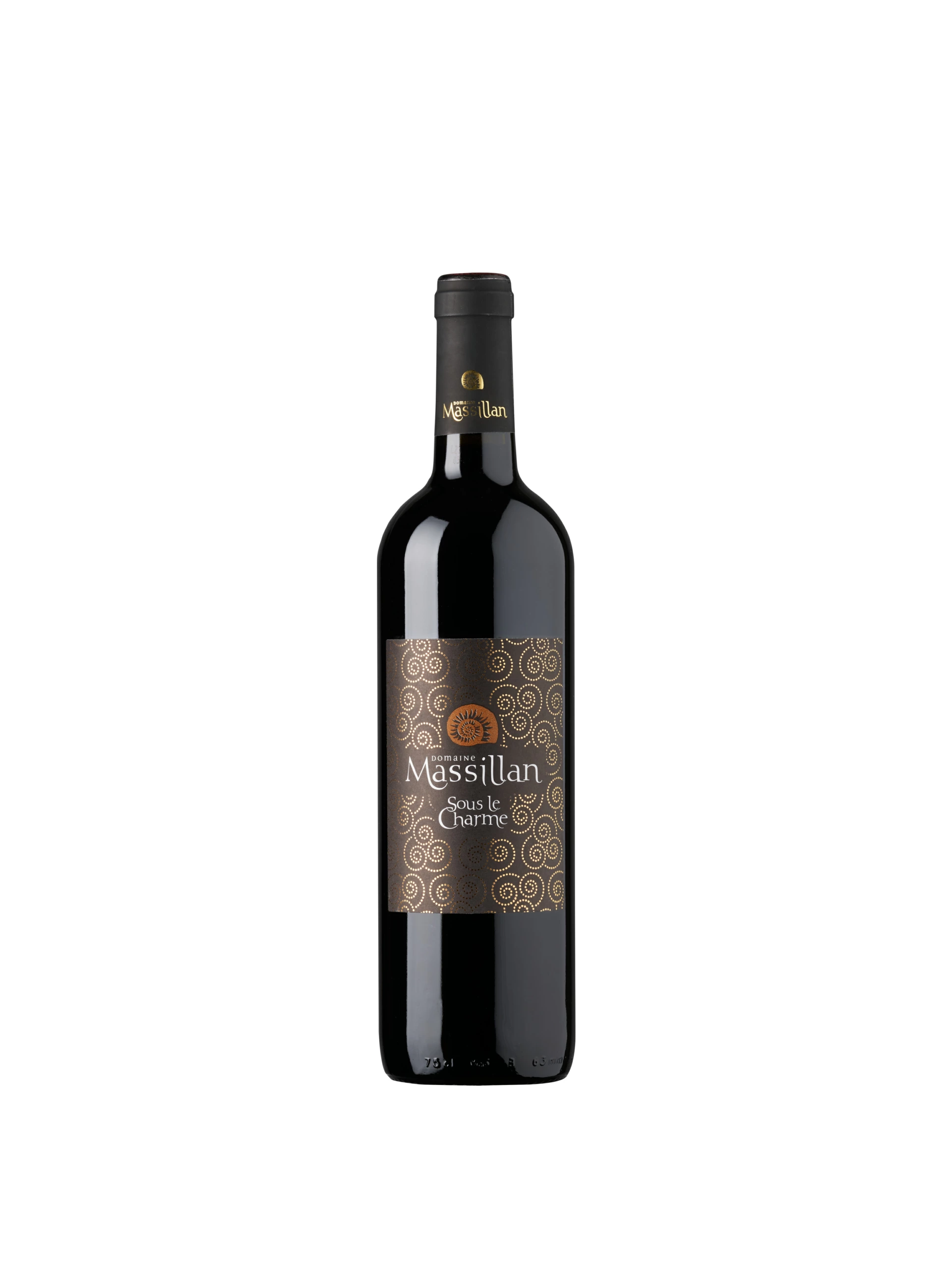 Packshot Catalogue Vins Basique 09 Bouteille de vin rouge Massillan Cuvée de Charme avec étiquette noire, détails en tourbillon d'or, éclairée en studio sur un fond blanc sans couture, photographie de produit.