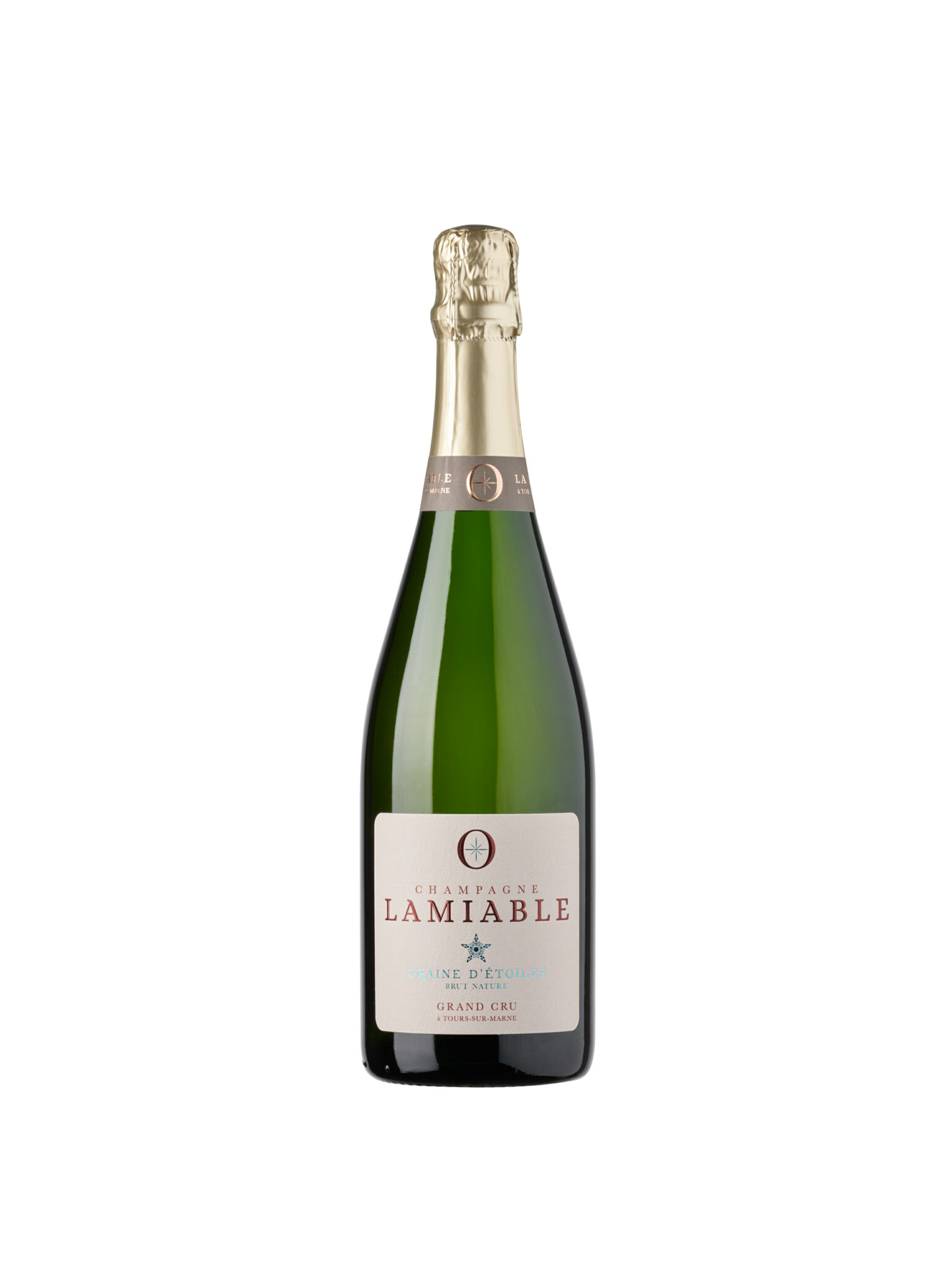 Packshot Catalogue Vins Basique 18 Packshot d'une bouteille de Champagne Lamiable Grand Cru avec une feuille d'or, une étiquette crème et un verre vert sur un fond de studio blanc sans couture.