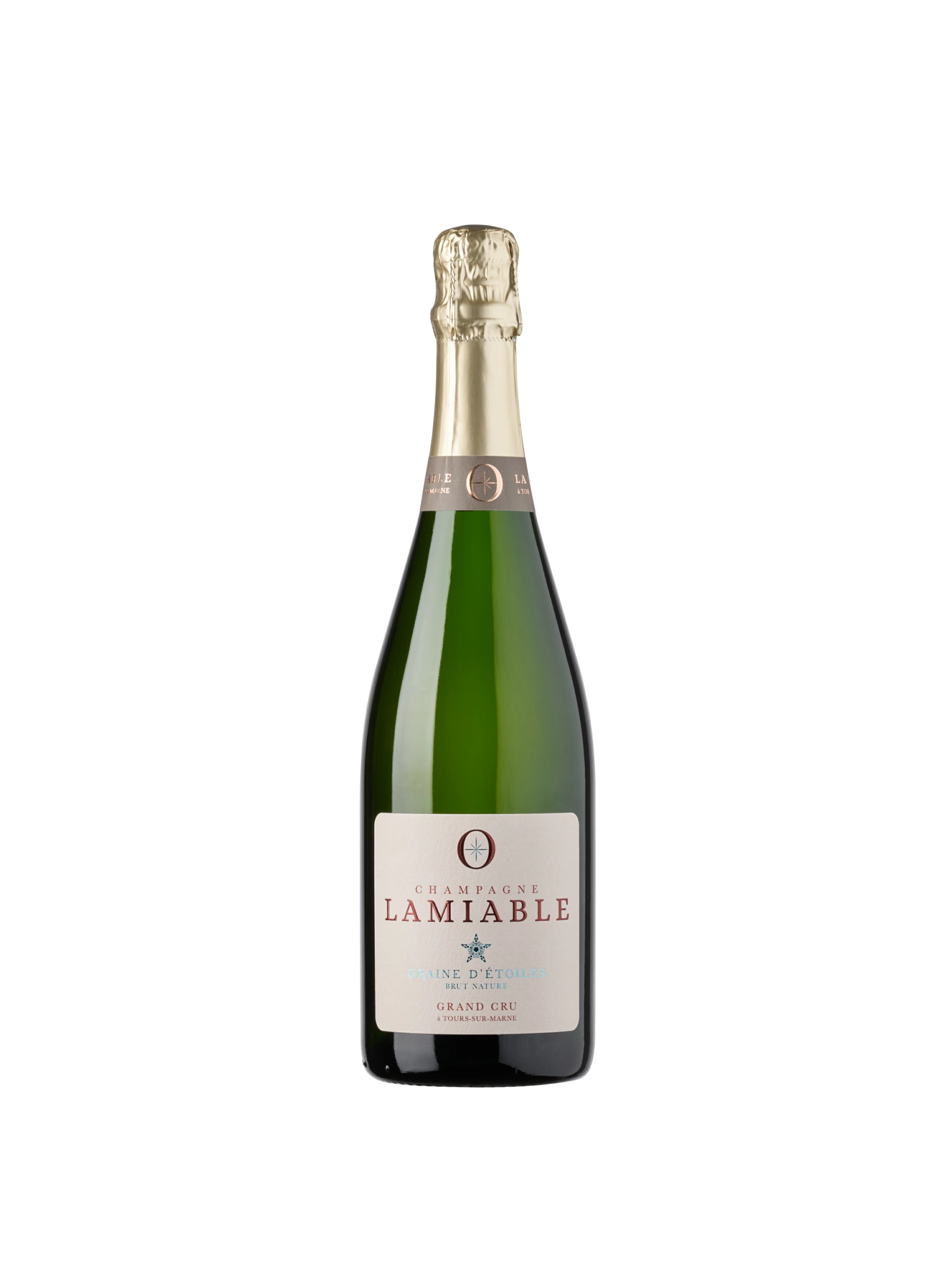 Packshot Catalogue Vins Basique 18 Packshot d'une bouteille de Champagne Lamiable Grand Cru avec une feuille d'or, une étiquette crème et un verre vert sur un fond de studio blanc sans couture.