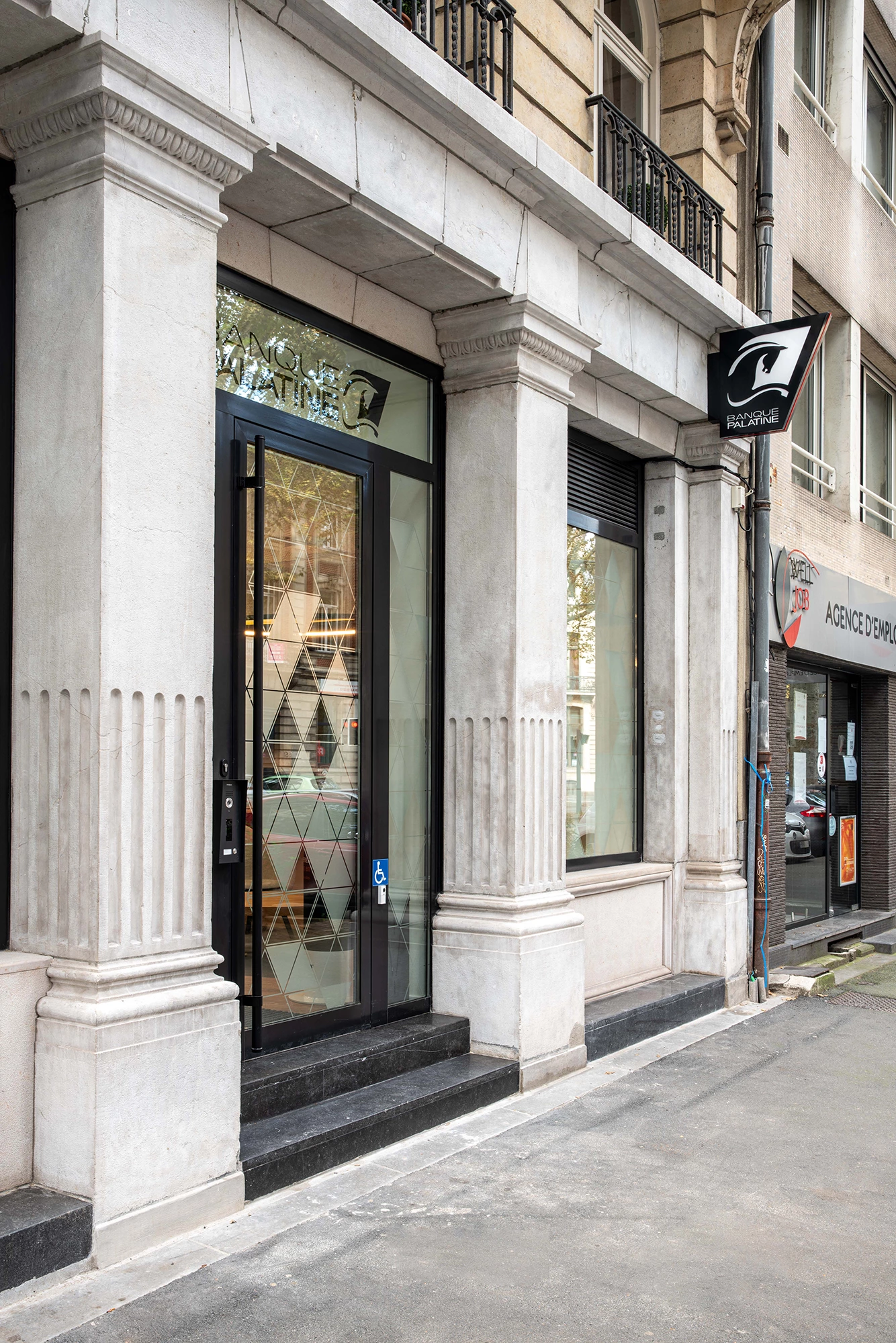 Redimensionné Photographie Bureau de banque 10 Photographie de la vitrine d'une banque