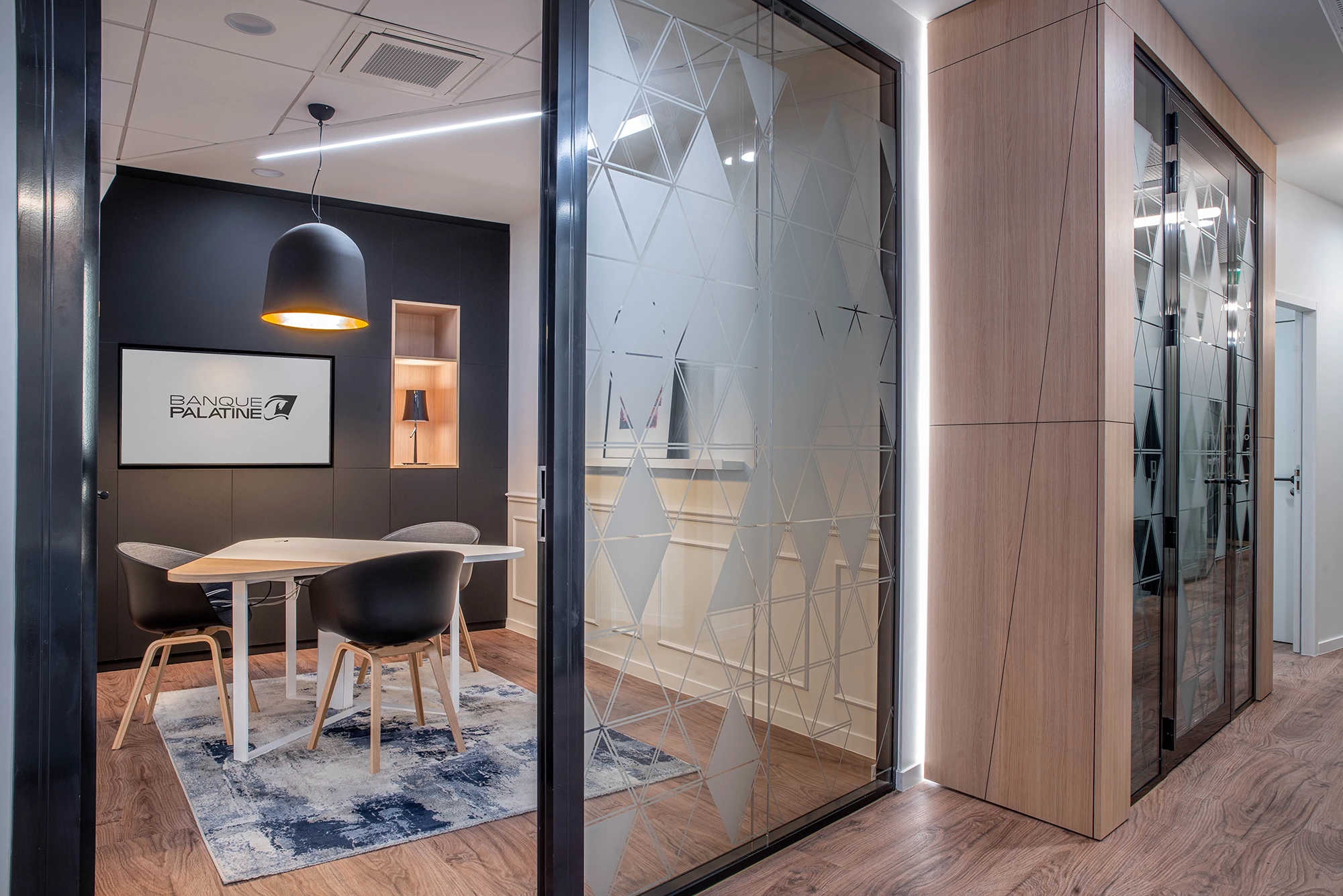 Redimensionné Photographie Bureau de banque 3 Photographie de Bureau de banque