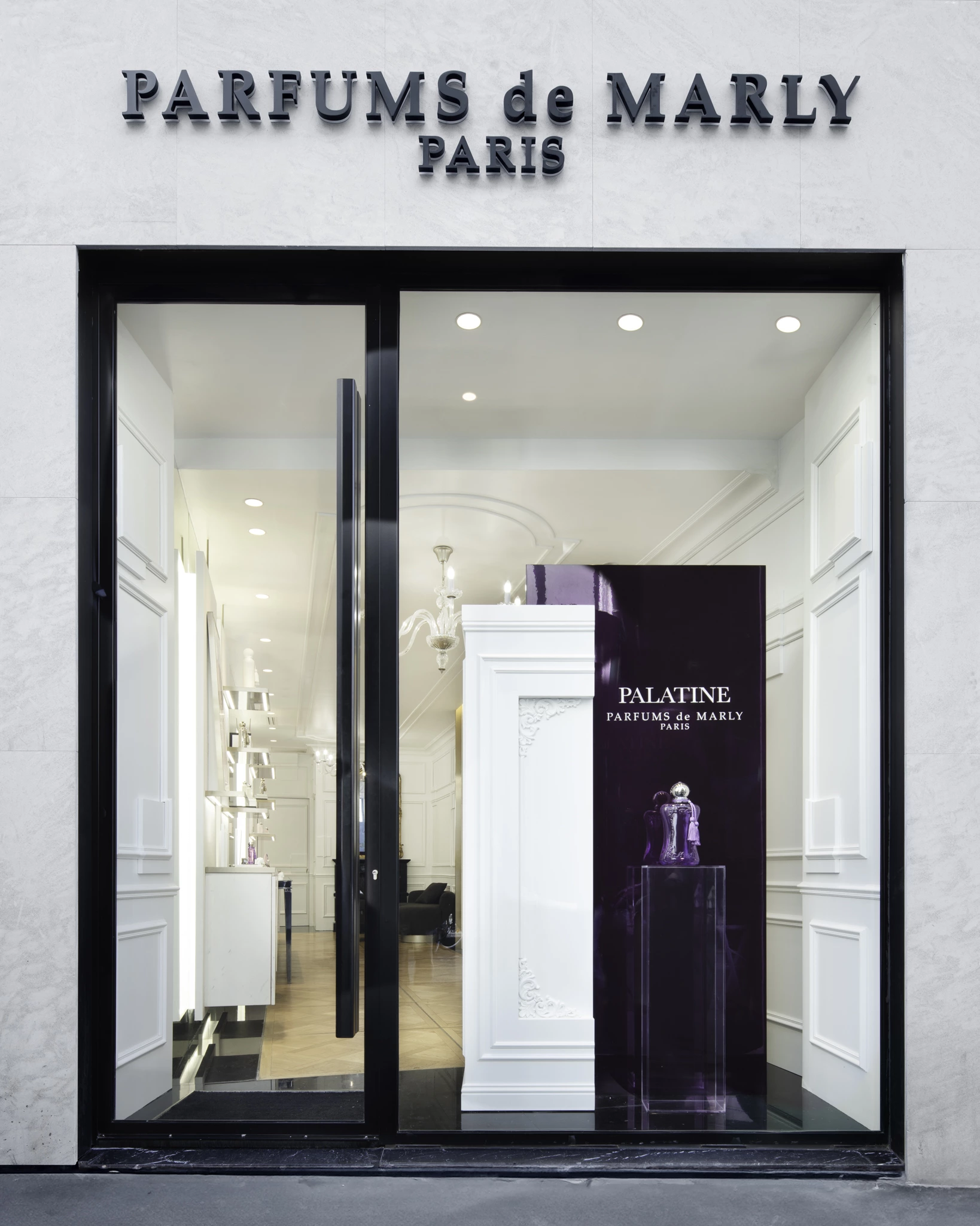 Photographie de la Vitrine rue Saint-Honoré Parfums de Marly Palatine