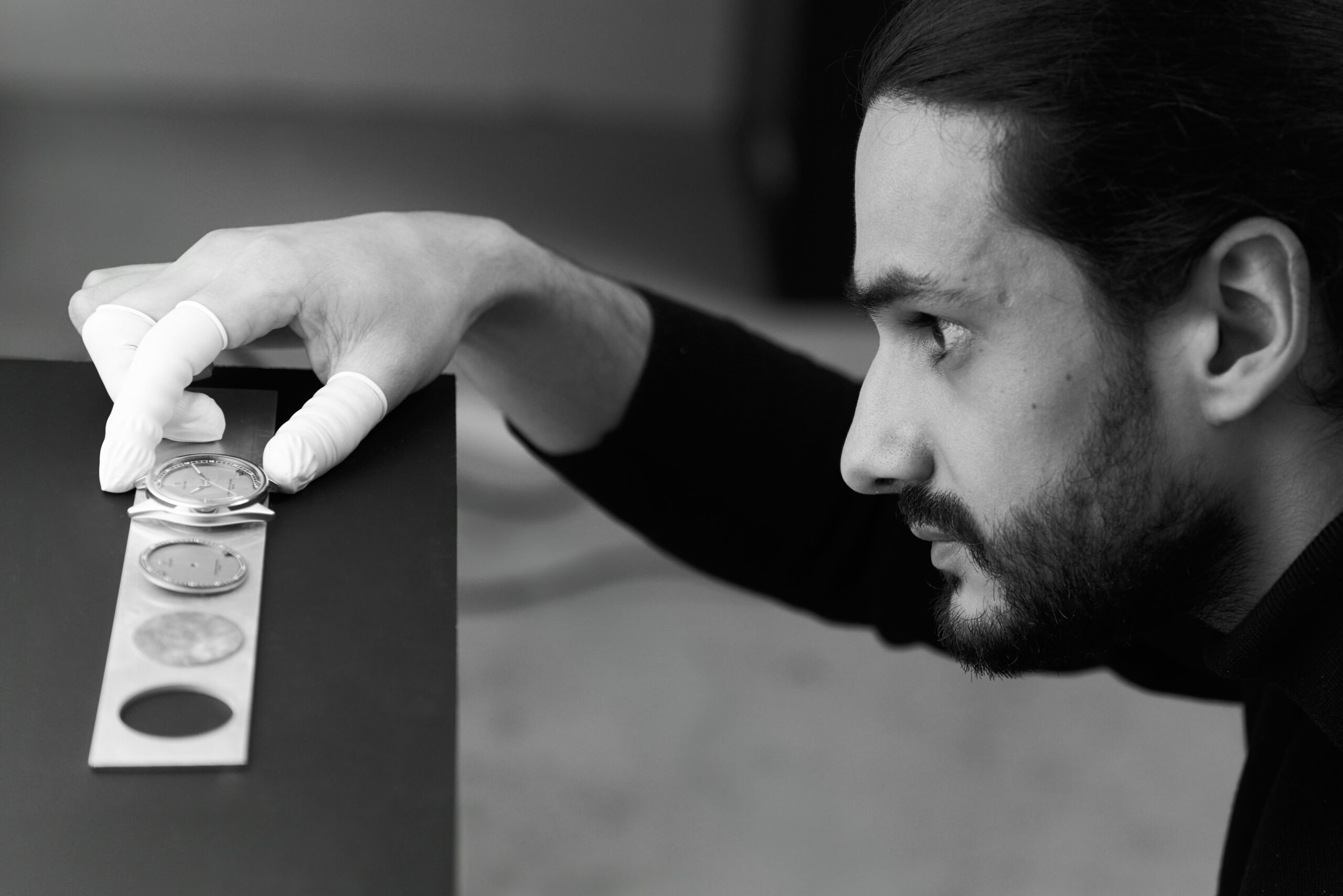 Photographe ajustant les cadrans des montres Jalaper avant de photographier