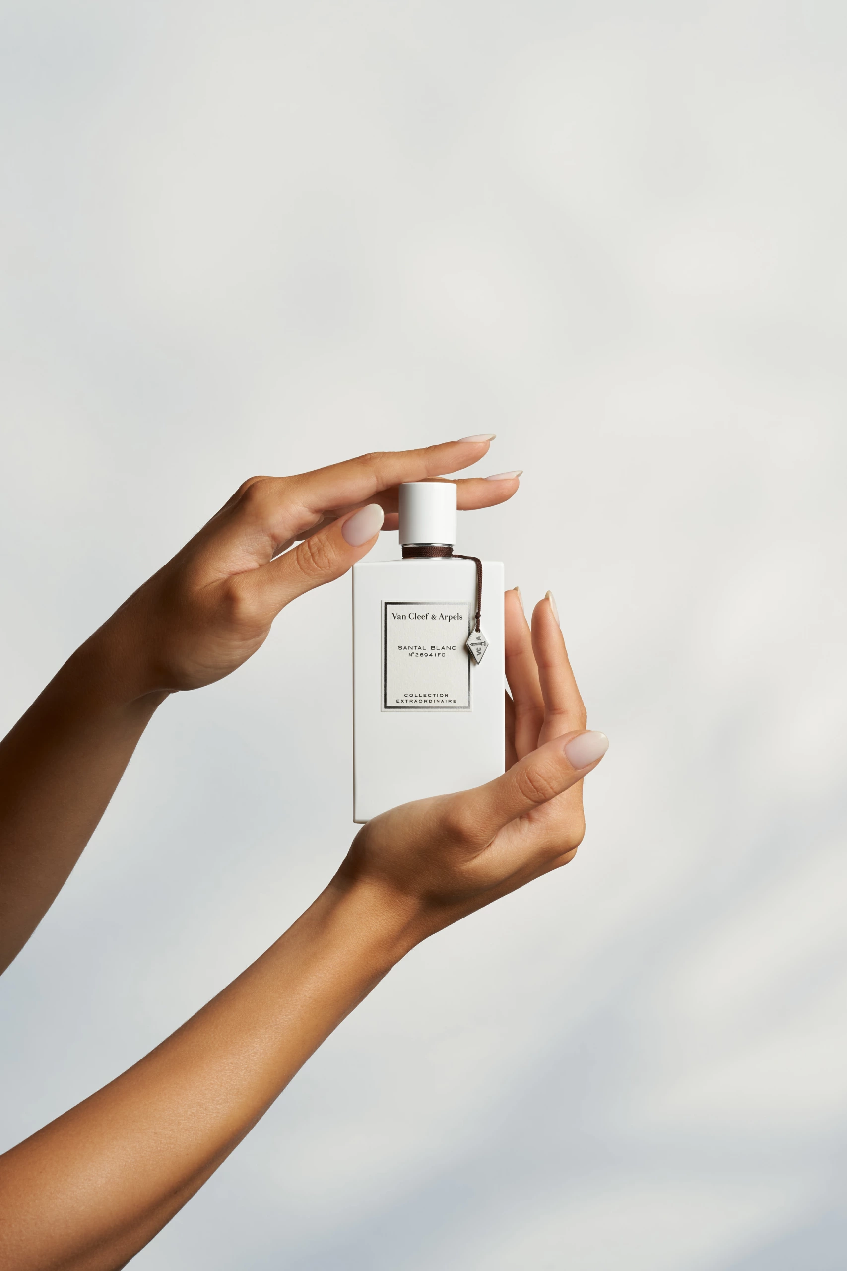Still life du Van Cleef Parfum mis en avant par une Mannequin Main