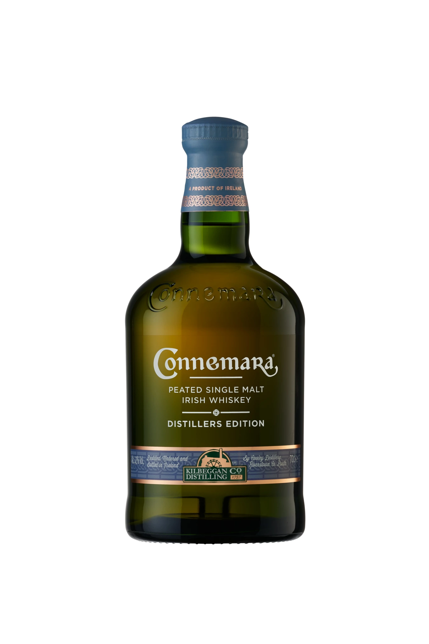 Bouteille de Connemara Peated Single Malt Irish Whiskey Distillers Edition avec verre vert foncé, bouchon bleu et étiquette transparente sous un éclairage de studio.
