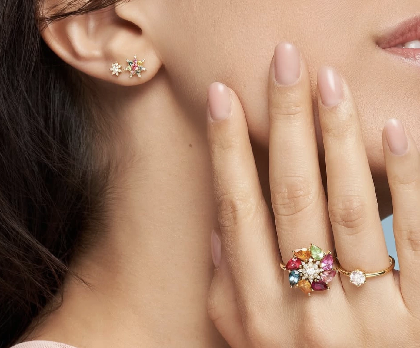 Photographie porté de bijoux colorés