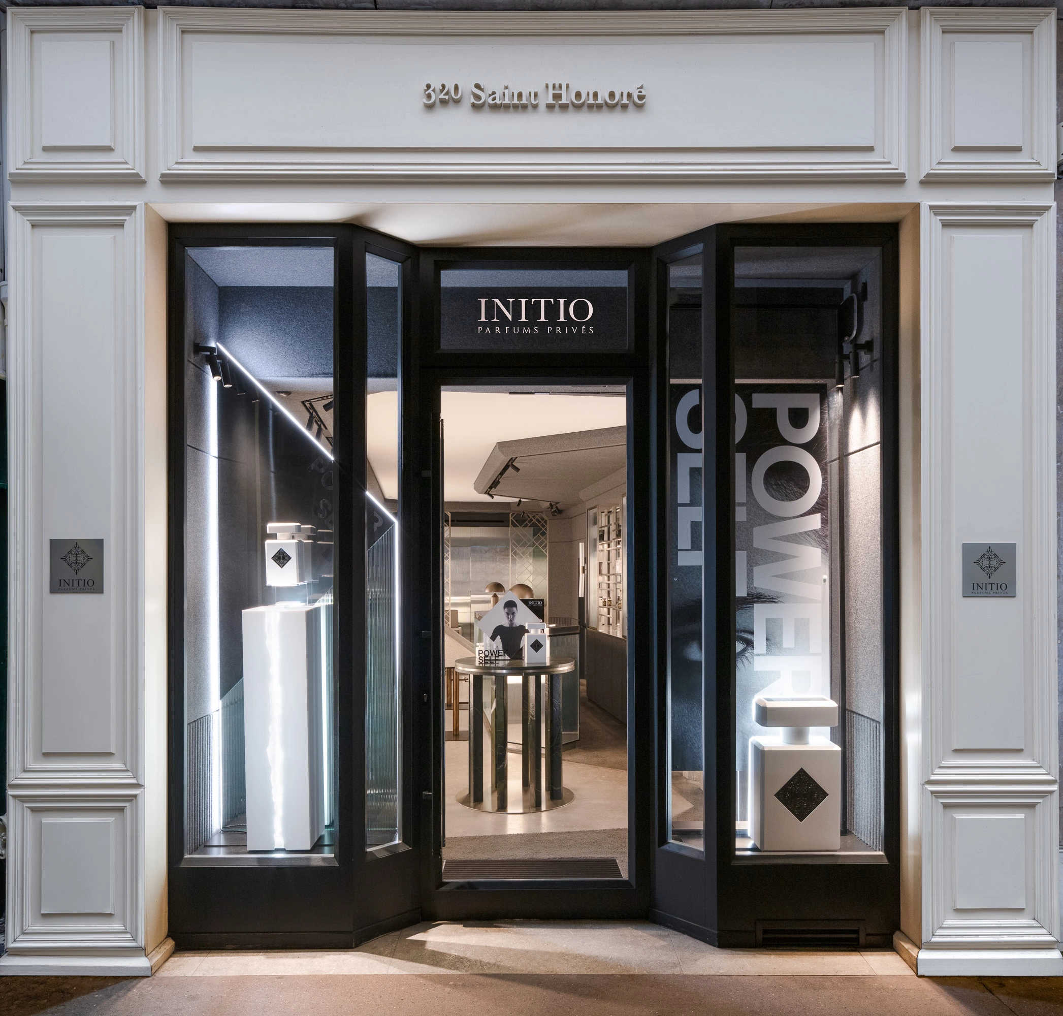 Photographie de la vitrine de la boutique d'Initio Parfums Privés dans la rue Saint-Honoré