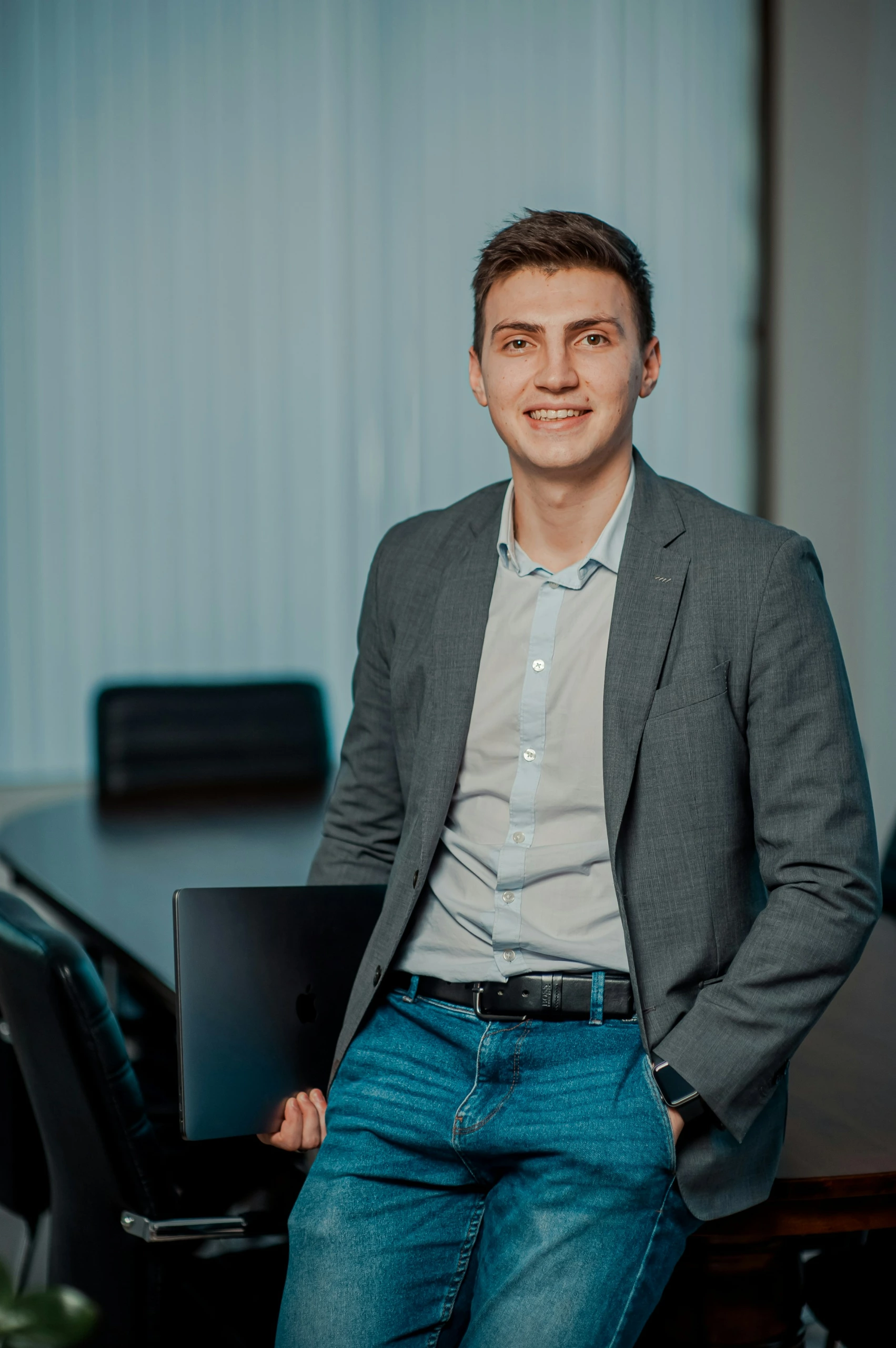 Portait d'un homme devant un bureaux
