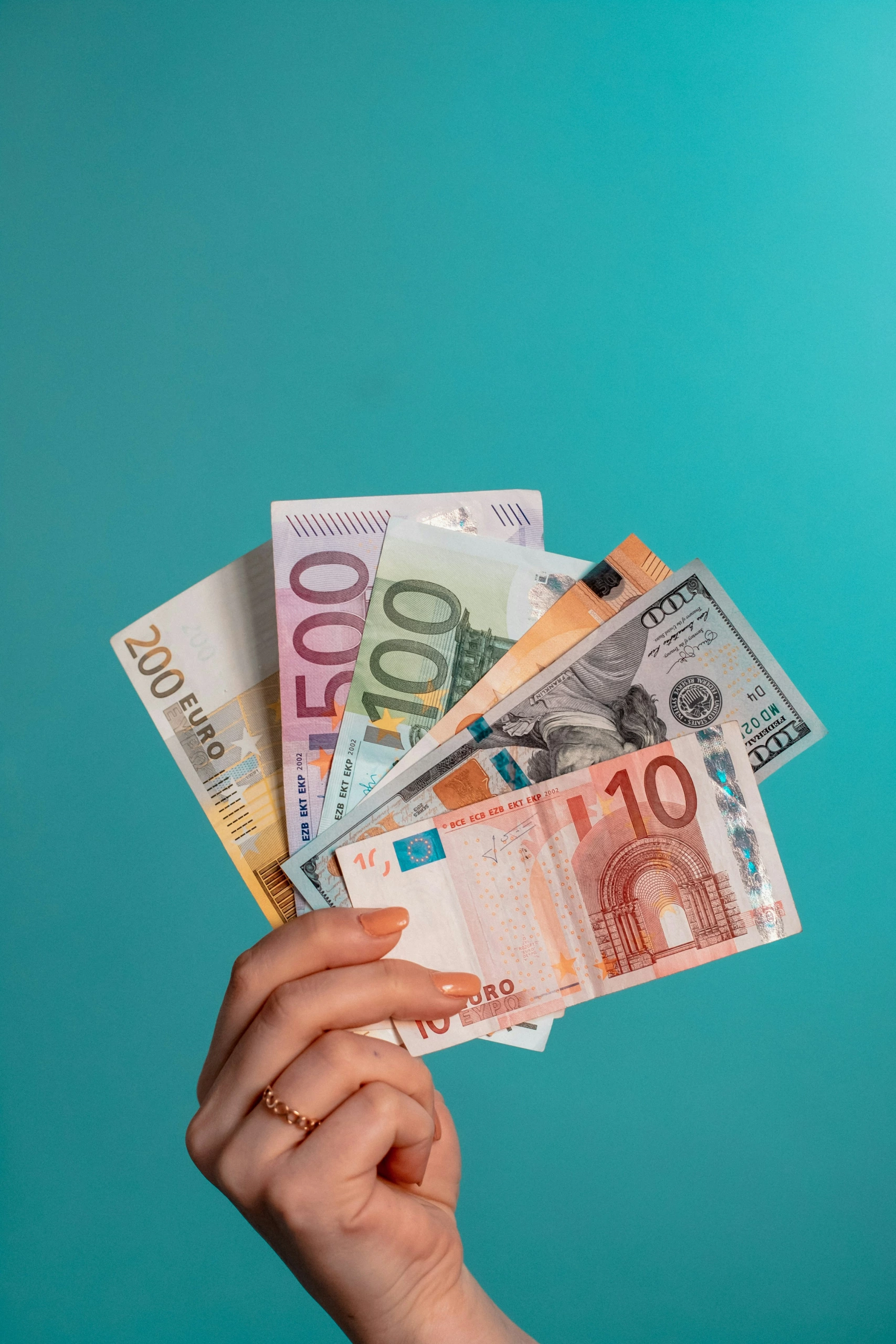 Main tenant des billets