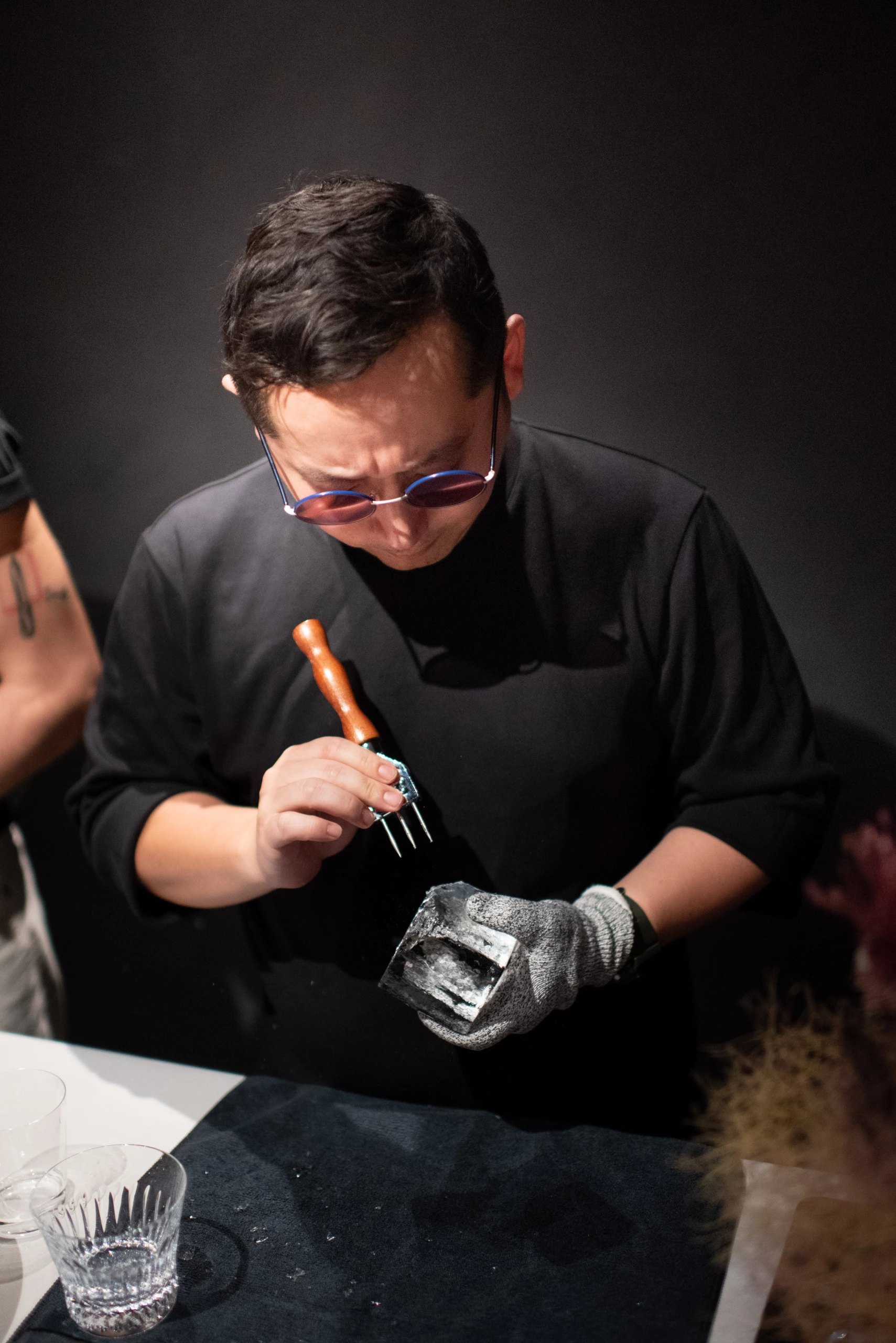 Un artisan taille un bloc de glace