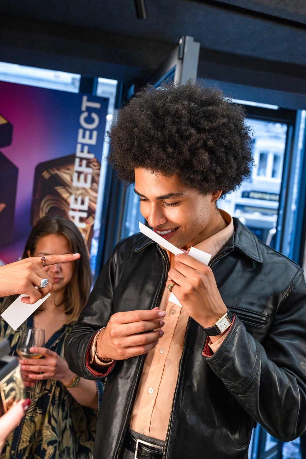 Participant découvrant un parfum sur touche olfactive lors d’un événement d'Initio Parfum