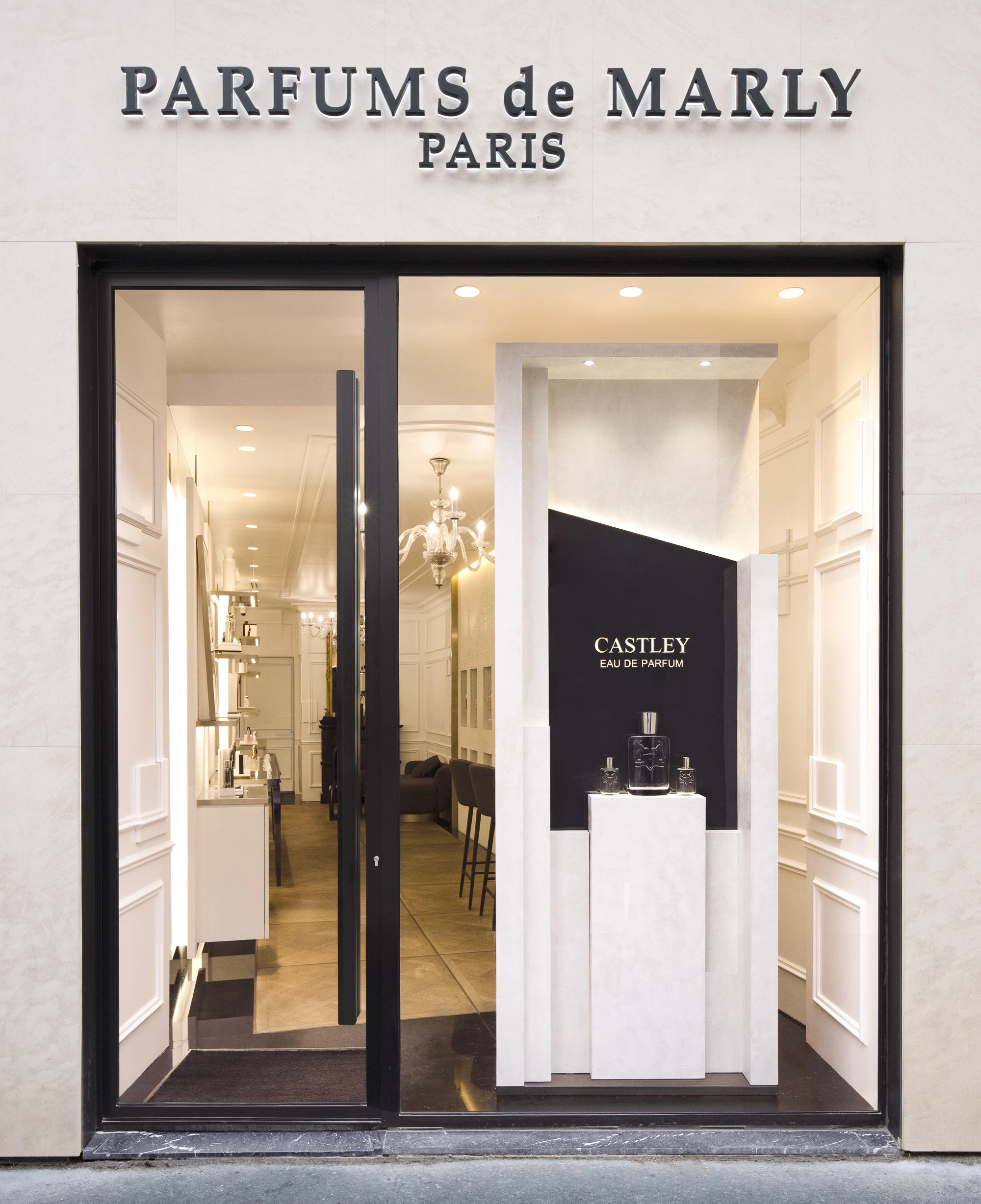 Photographie de la vitrine de la Boutique Parfum de Marly dans la rue Saint-honoré