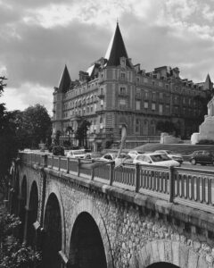 Photographie en noir et blanc du pont et des bâtiments emblématiques de Pau