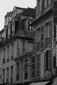 Photographie en noir et blanc de façades anciennes à Pau