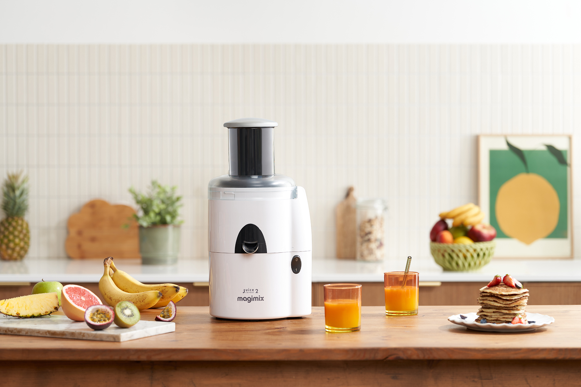 Packshot ambiance d’un produit Magimix, photographié dans une mise en scène de cuisine au style naturel et chaleureux.