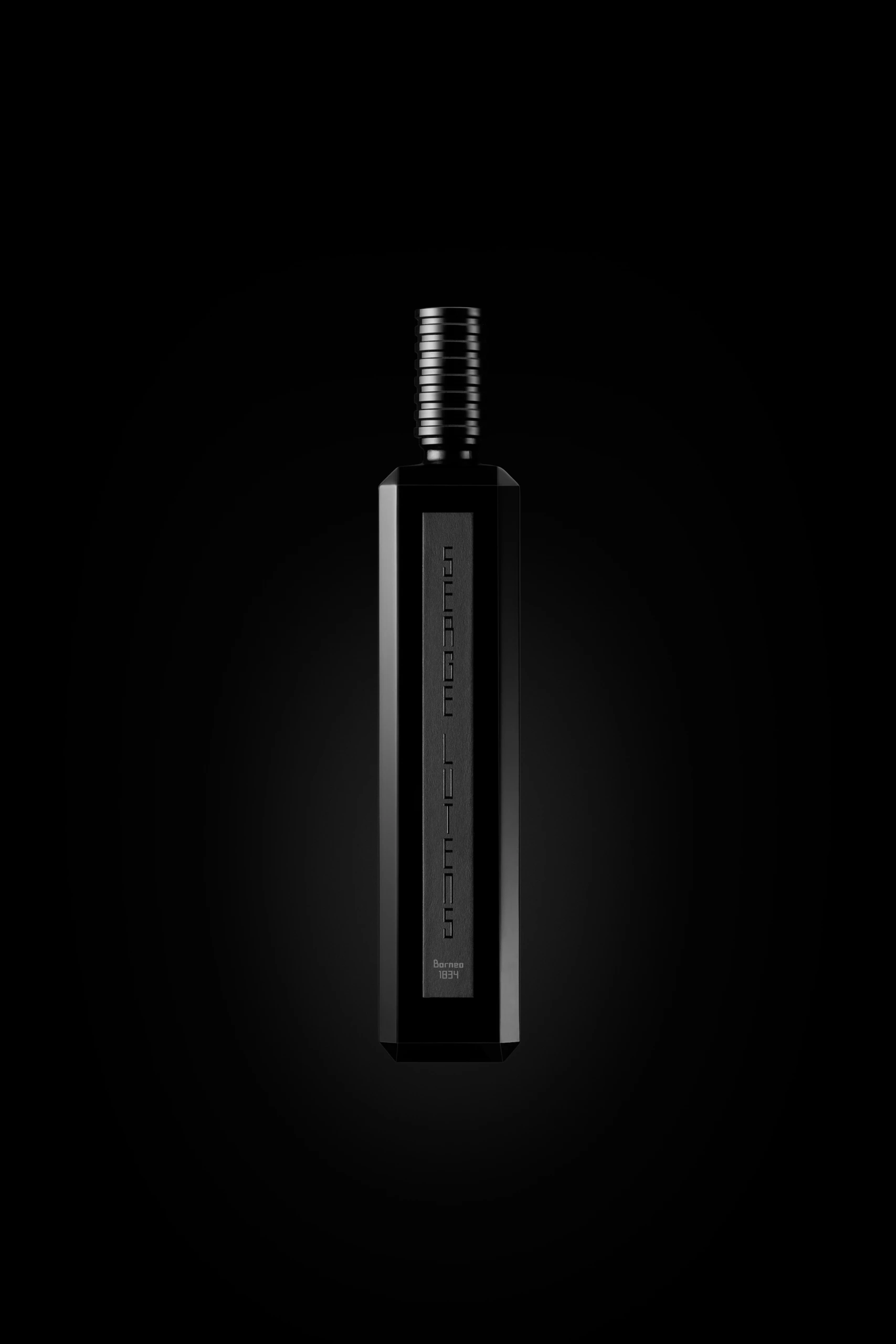 Packshot sur fond noir de l'eau de parfum Borneo