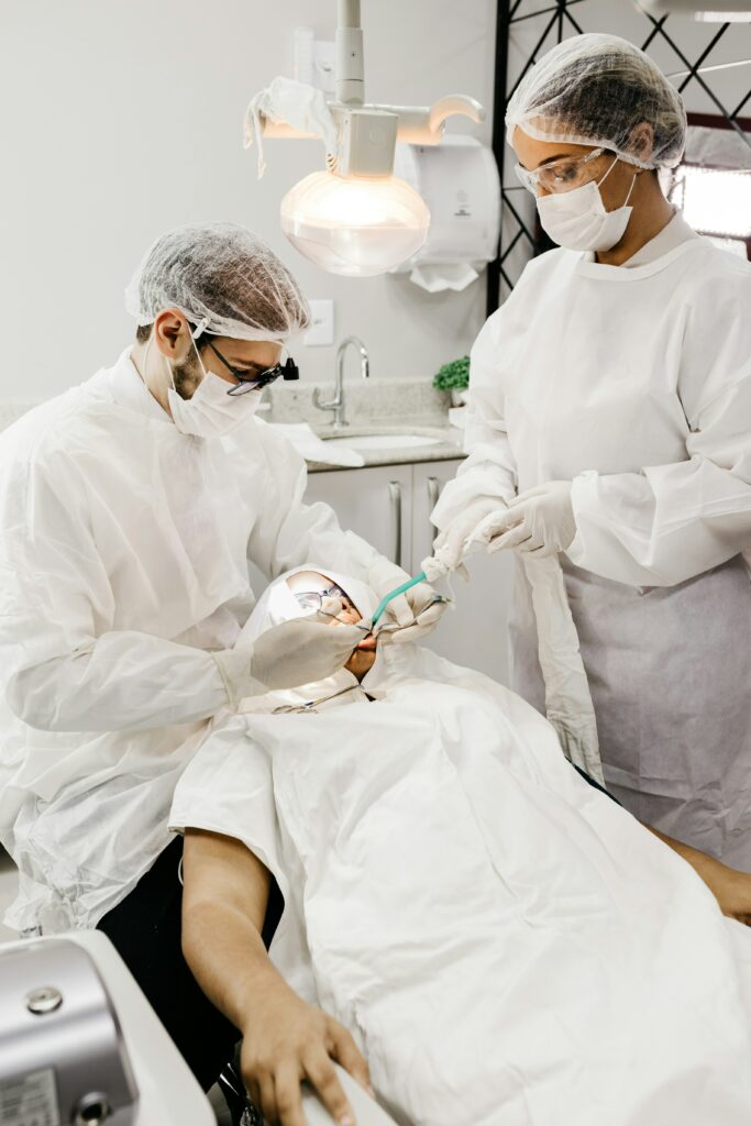 photographe médical cabinet dentaire paris 2 Photographie d'une patiente se faisant opérer par un dentiste
