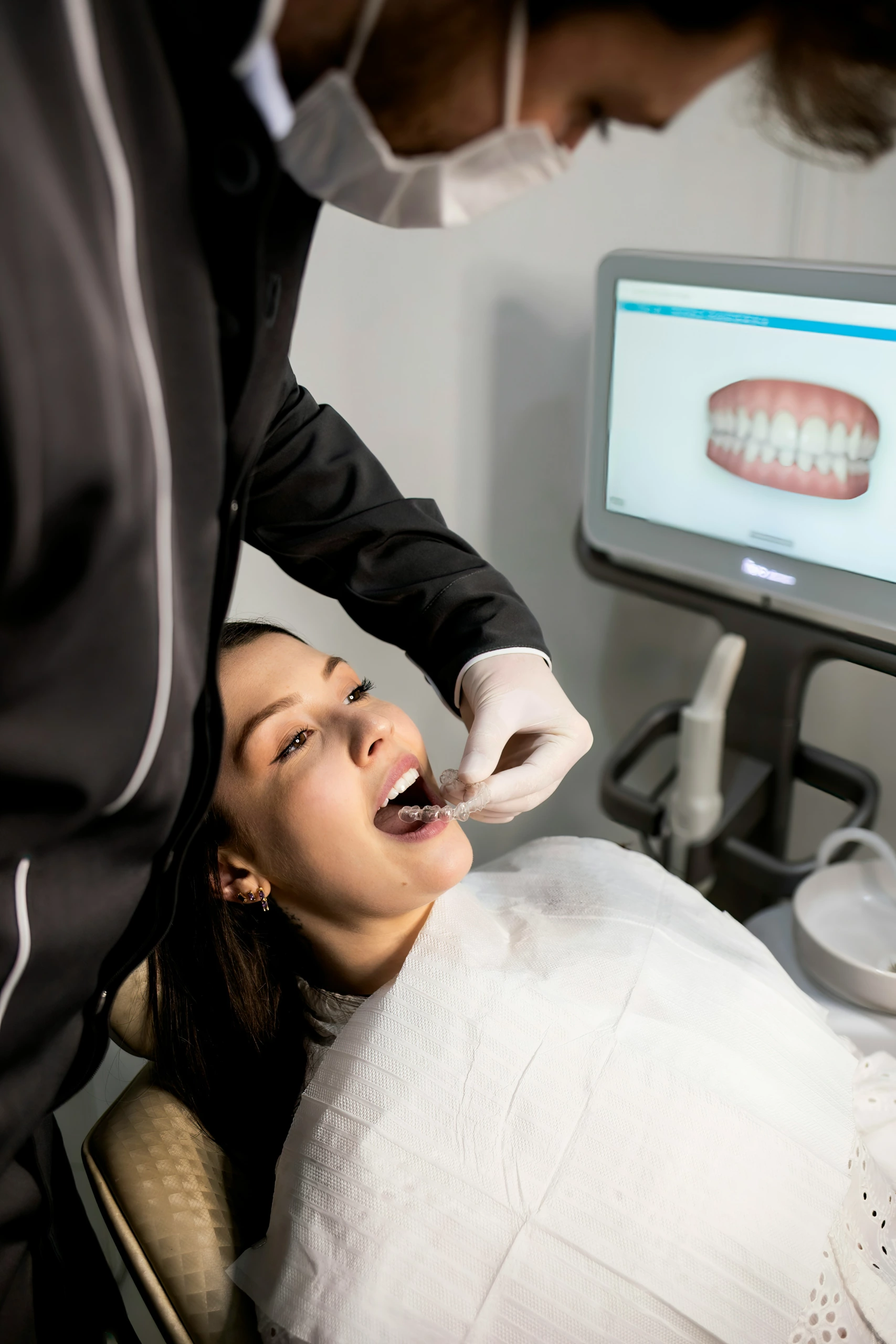 Photographie d'une patiente se faisant opérer par un dentiste