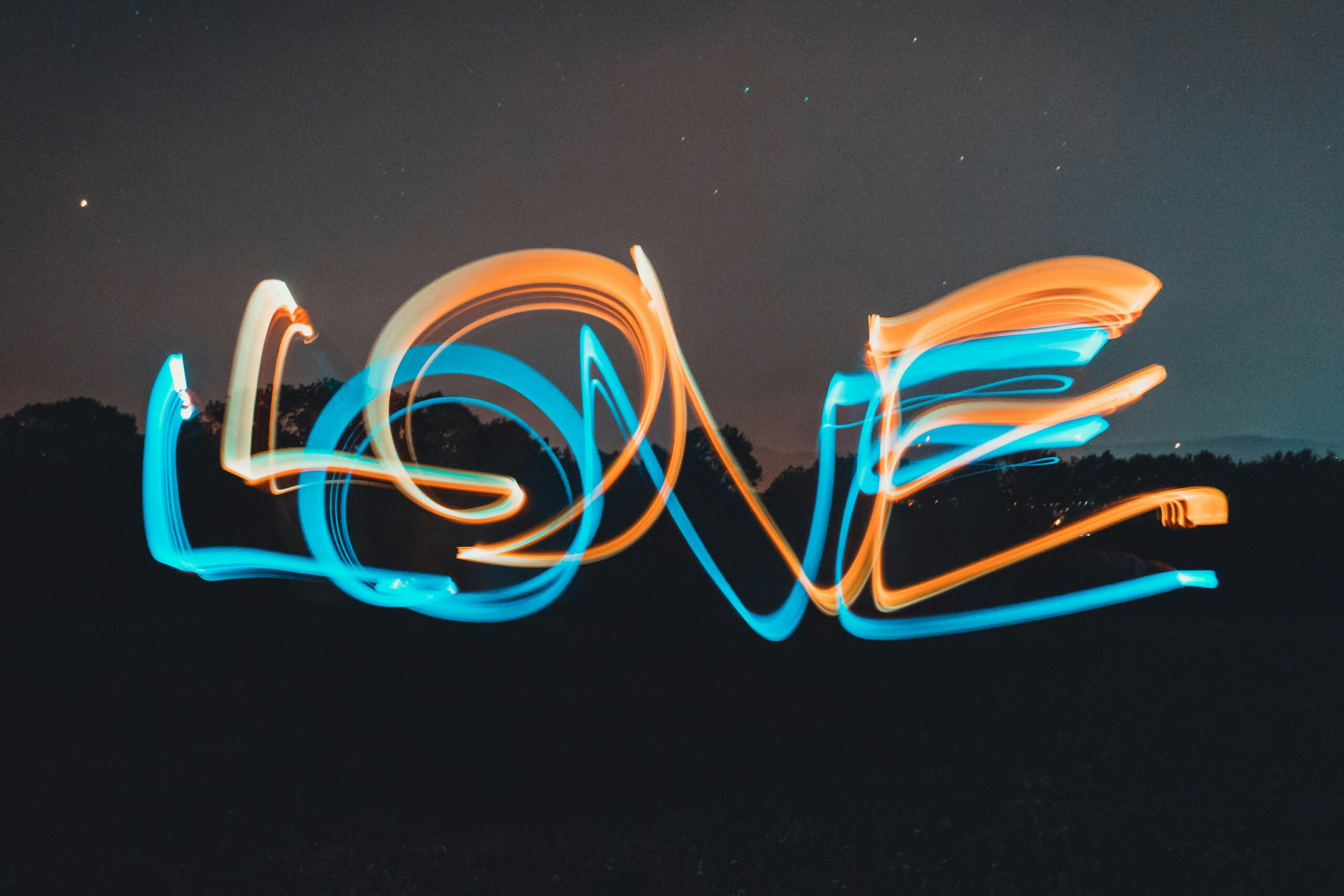 light painting artistique sculpture de lumière texte love écrit dans la nuit