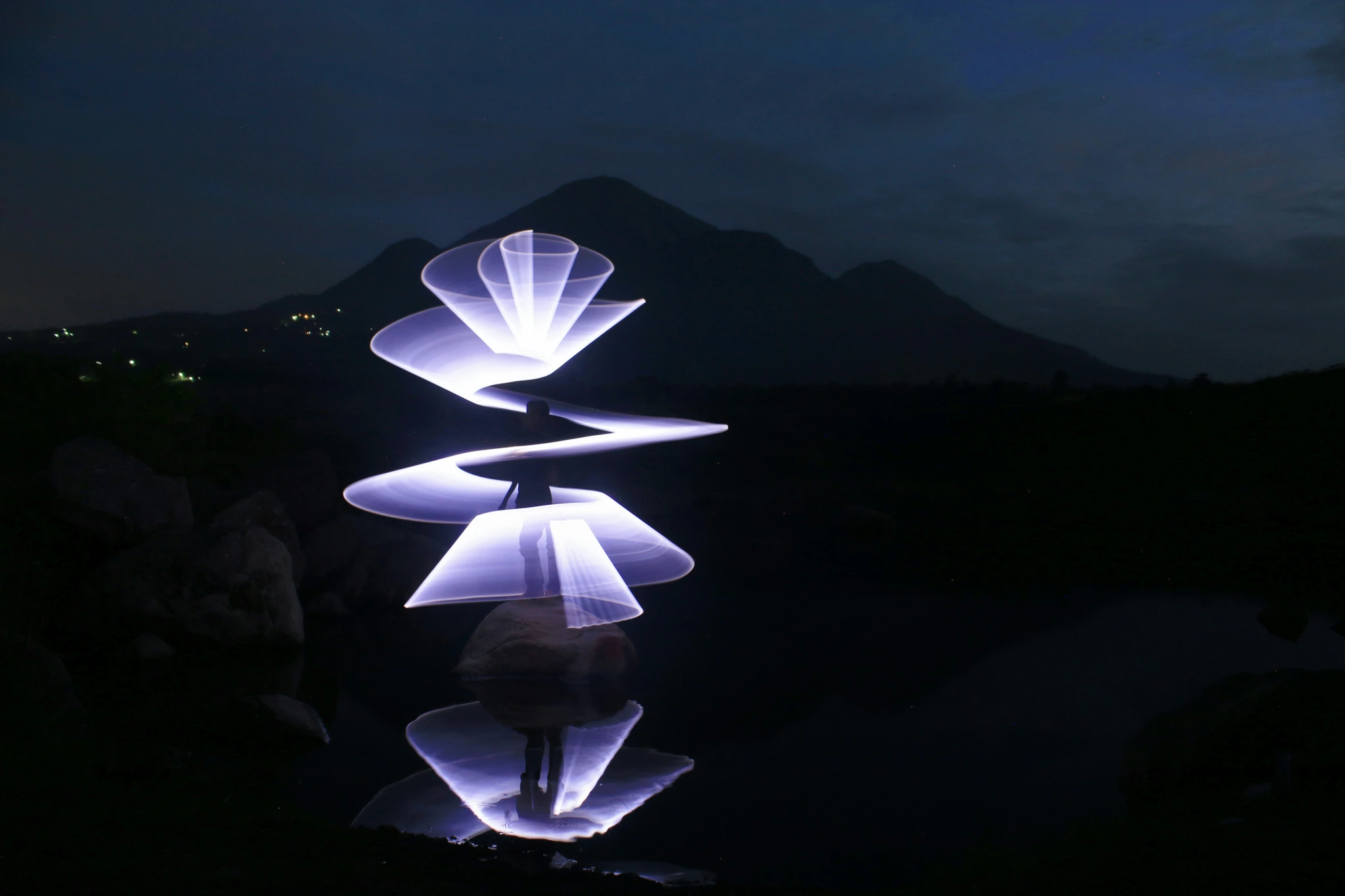 photographie light painting de nuit sabre laser danse