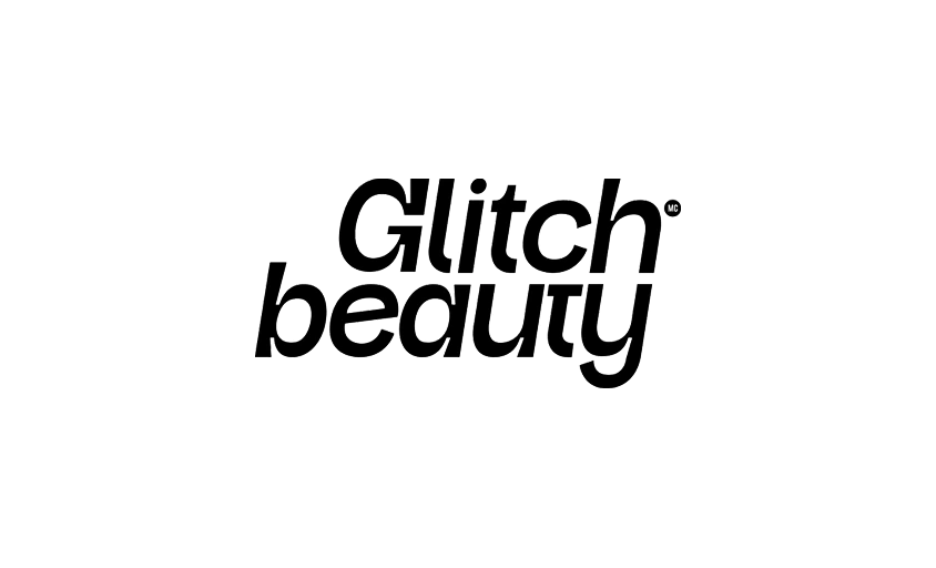 Le texte se lit "Glitch beauty" en caractères noirs sans empattement, avec une légère distorsion numérique, sur un fond blanc uni pour l'image de marque.