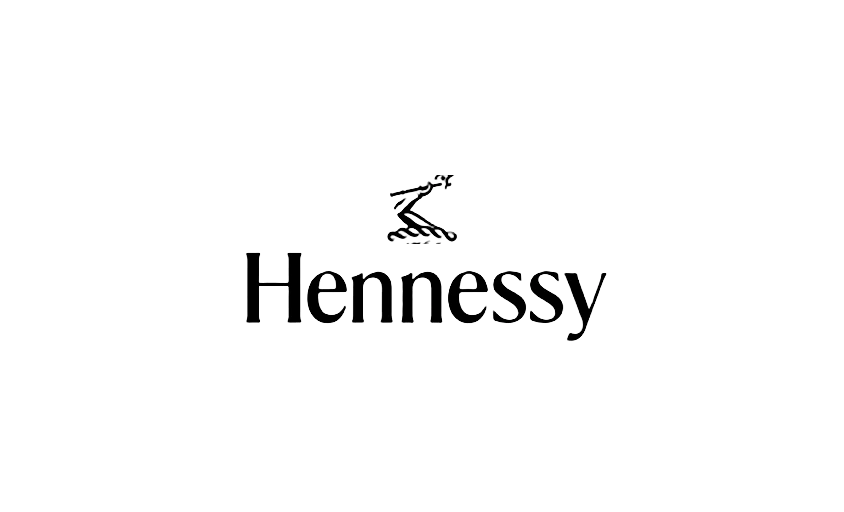 Logo Hennessy avec le nom de la marque en typographie noire sous un graphique d'un bras tenant une hache, idéal pour la photographie de marque.