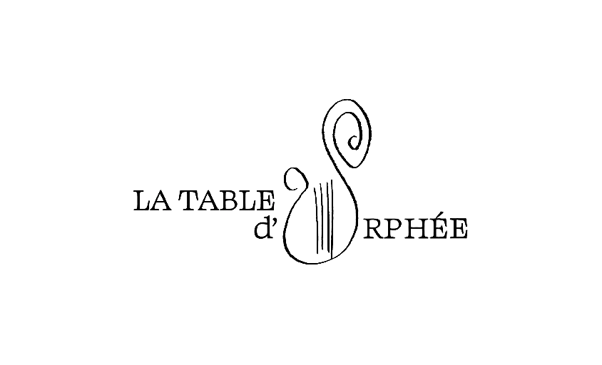 Logo monochrome affichant le texte LA TABLE d'ORPHÉE et un contour de lyre minimal, avec typographie intégrée - idéal pour la photographie de marque.