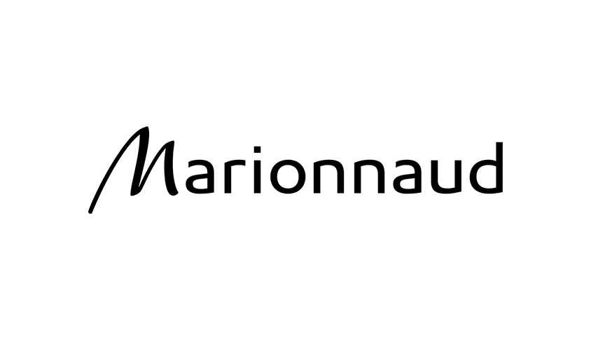 Le logo Marionnaud s'affiche en noir, dans une typographie moderne avec un "M" incliné distinctif sur un fond blanc, adapté à la photographie de marque.