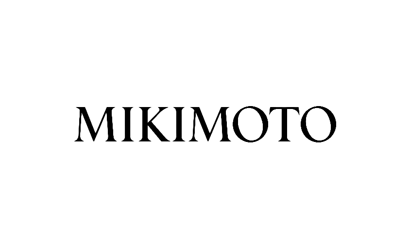 MIKIMOTO apparaît en caractères gras, noirs et majuscules avec empattement, centré sur un fond blanc sans couture, adapté à la photographie de produits.