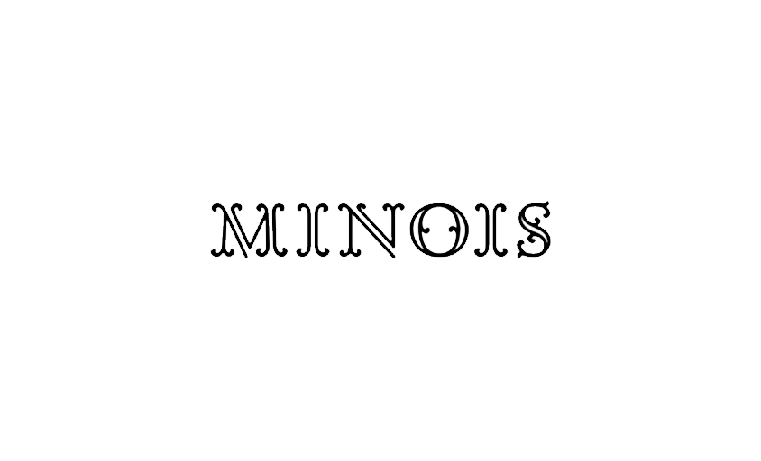 MINOIS en caractères gras avec empattement et majuscules, avec des détails précis et un contour clair, centré sur un fond blanc uni pour la photographie de marque.