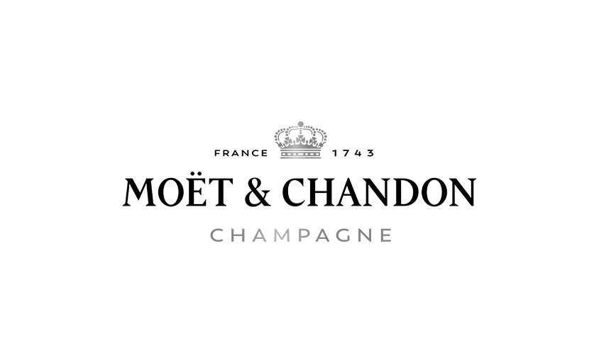 Logo Moët & Chandon en noir et blanc, symbole de la couronne au-dessus du nom de la marque, "France 1743" au-dessus de la couronne, "Champagne" en dessous ; photo isolée en studio.