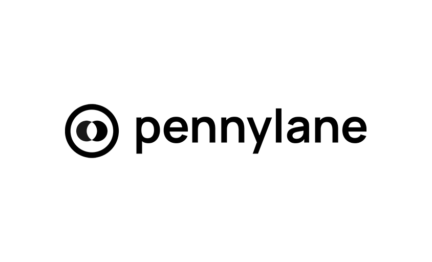 Le mot "pennylane" en texte noir apparaît à côté d'un logo circulaire avec un "p" minuscule et une ligne diagonale sur un fond blanc de studio.