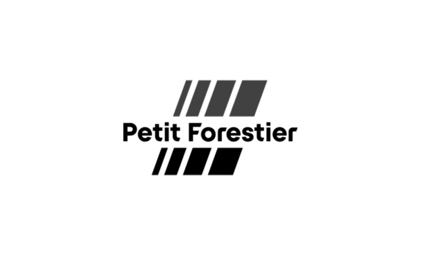 Logo Petit Forestier avec un lettrage noir gras, placé sur cinq bandes diagonales noires et grises sur un fond blanc ; convient pour la photographie de marque.