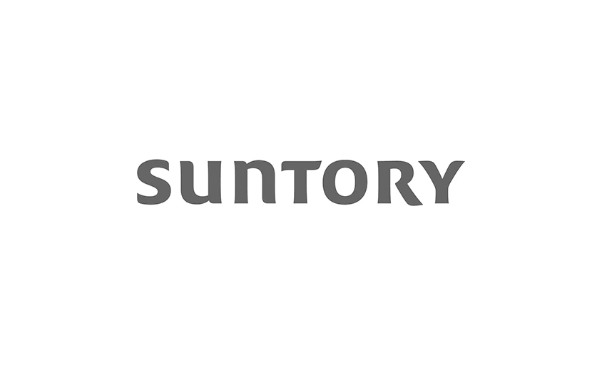 SUNTORY apparaît en caractères gras, gris, sans-serif et centré sur un fond blanc propre, adapté à la photographie de marque en studio.