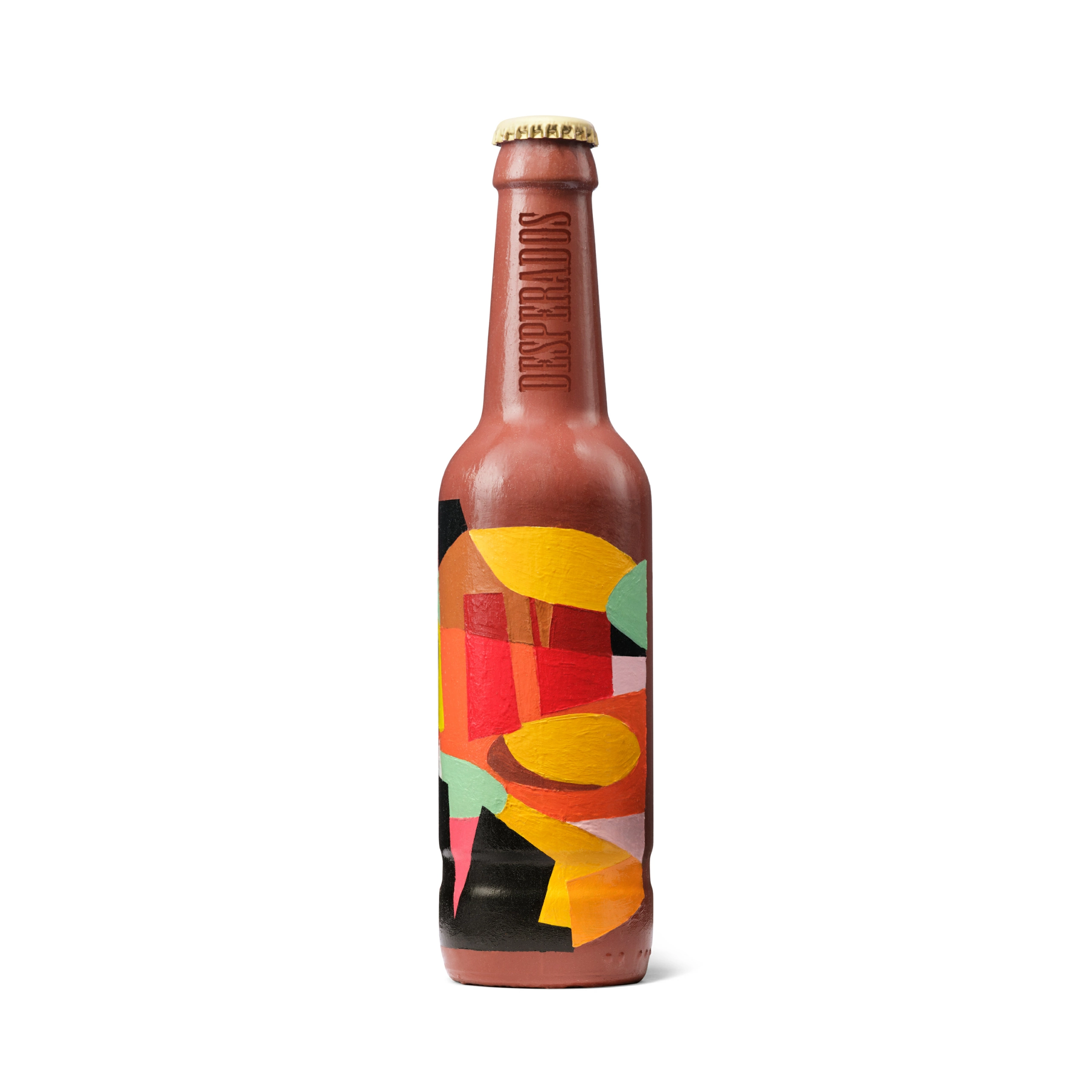 Desperados_Packshot_Collector01 Une bouteille en verre brun munie d'un bouchon doré est mise en valeur sur un fond neutre. La bouteille porte une étiquette abstraite composée de formes rouges, jaunes, orange, vertes et noires. Le mot « DESPERADOS » est inscrit en relief sur le goulot. L'image met en valeur les détails du produit grâce à un éclairage de studio précis.