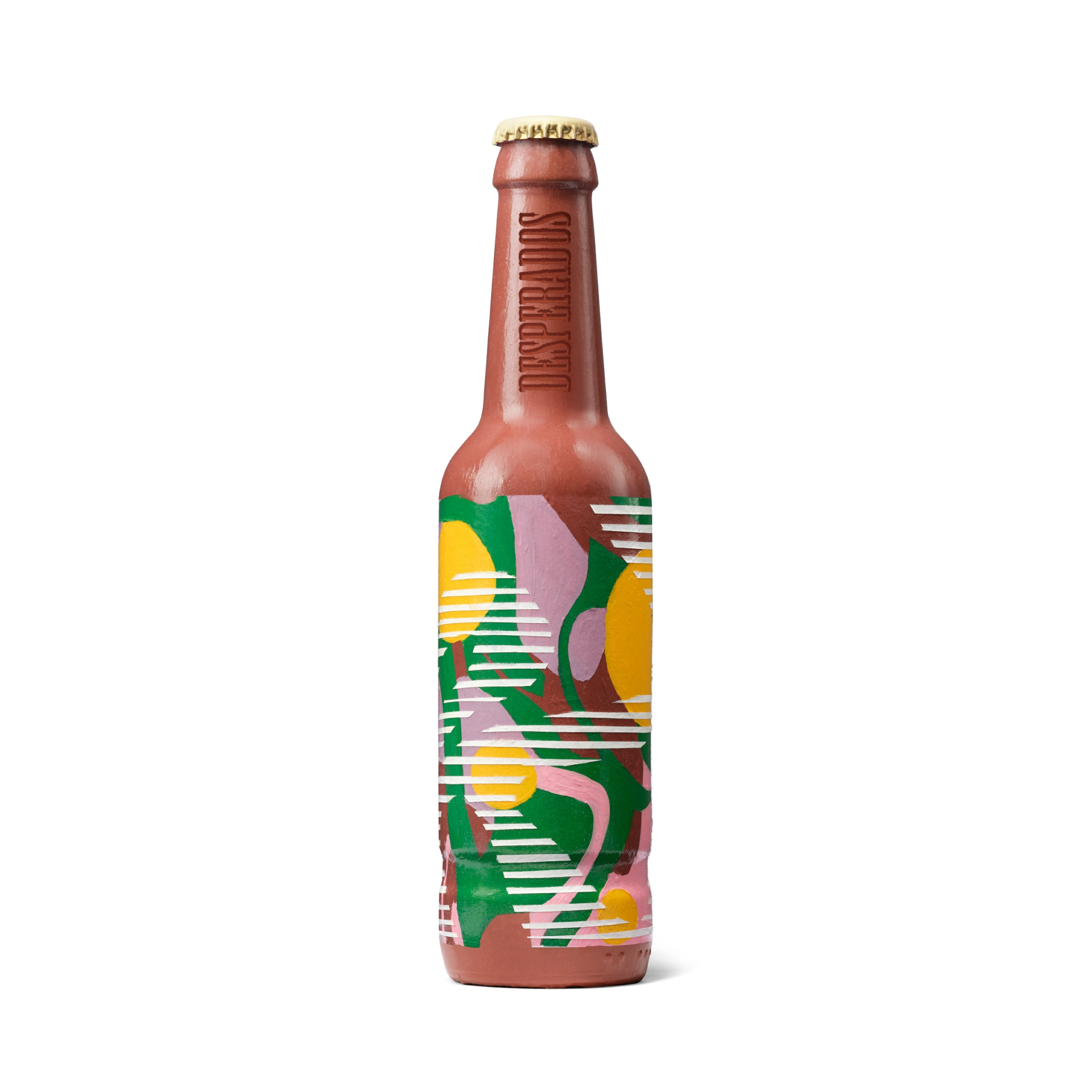 Desperados_Packshot_Collector04 On voit ici une bouteille en verre brun ornée d'une étiquette présentant un motif abstrait composé de formes jaunes, vertes et roses, accompagnées de rayures horizontales blanches. La bouteille est surmontée d'un bouchon doré, tandis que le mot « DESPERADOS » est gravé verticalement sur le goulot. L'image est prise avec une grande netteté afin de mettre en valeur les détails de l'emballage, ce qui en fait un sujet idéal pour les portfolios de photographie de produits.