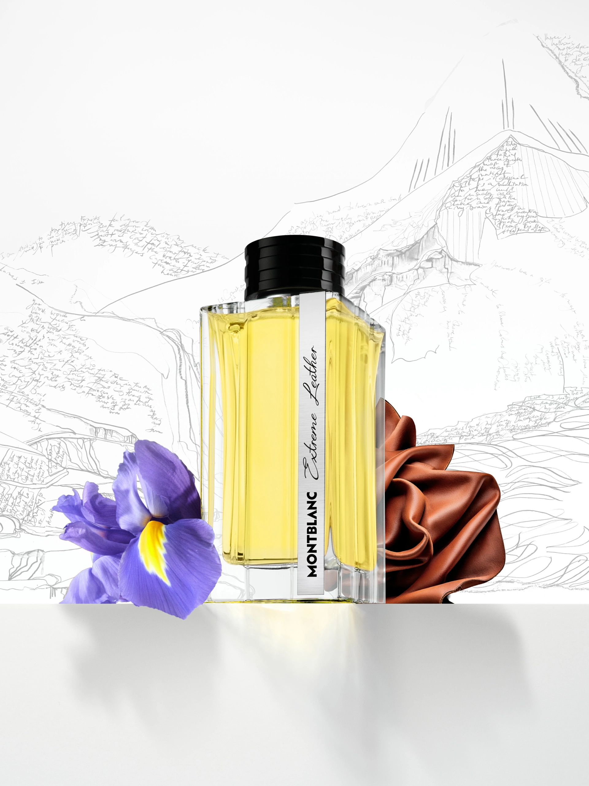 SOLO_MONTBLANC_EXTREME_LEATHER_R3 Un flacon de parfum Montblanc rectangulaire, contenant un liquide jaune, muni d'un bouchon noir et portant une étiquette sur le devant, est placé entre un iris violet et une fleur en ruban marron. L'ensemble est disposé devant un fond sur lequel figure un croquis subtil de montagne, mettant en valeur la composition soignée de cette photographie de produit.