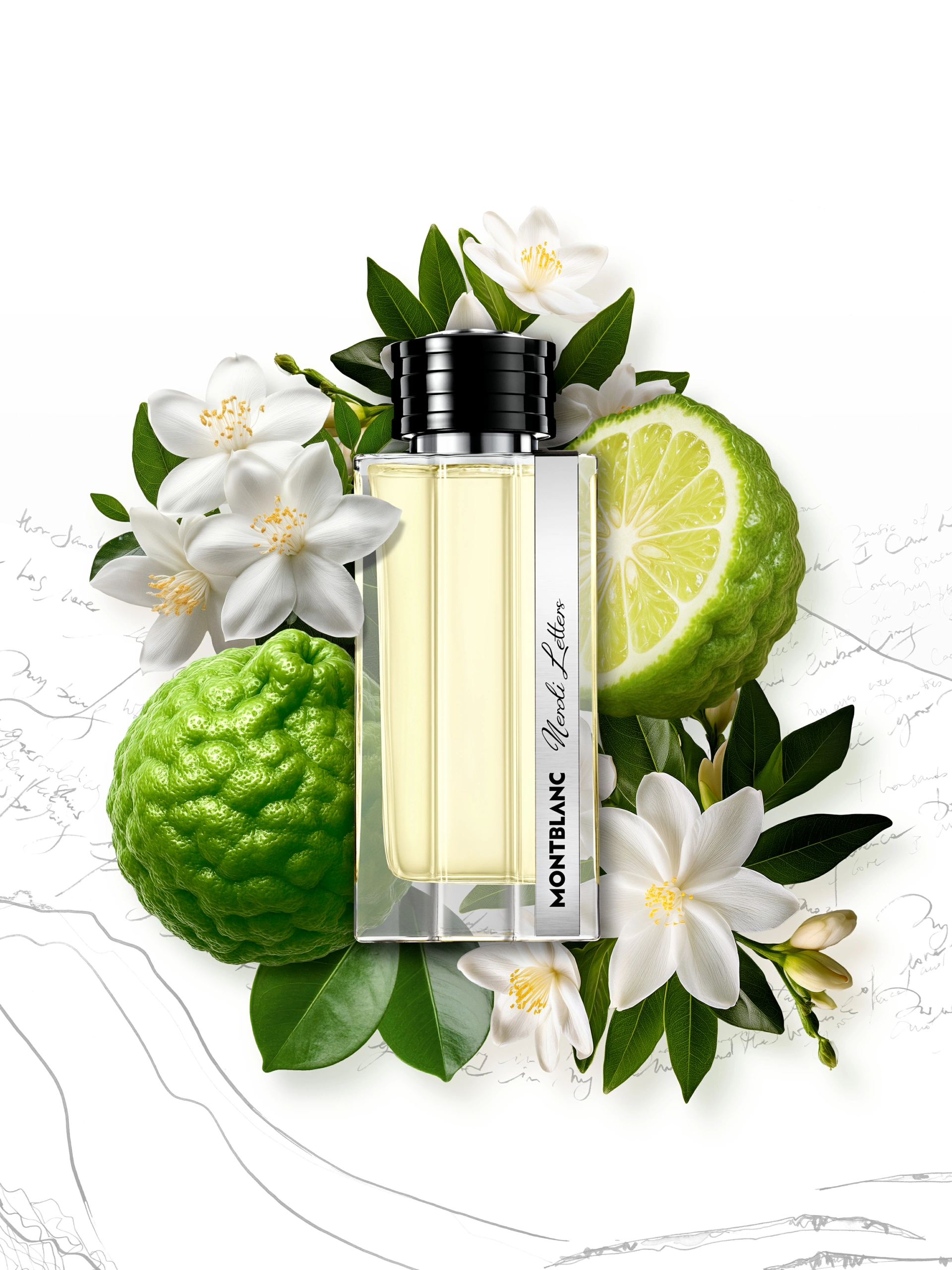 SOLO_MONTBLANC_NEROLI_LETTERS_DEF Un flacon de parfum Montblanc trône au centre d'une mise en scène photographique, entouré de fleurs de jasmin blanches, de fruits verts de bergamote et de feuilles, sur une surface blanche, avec une inscription manuscrite à peine visible en arrière-plan.