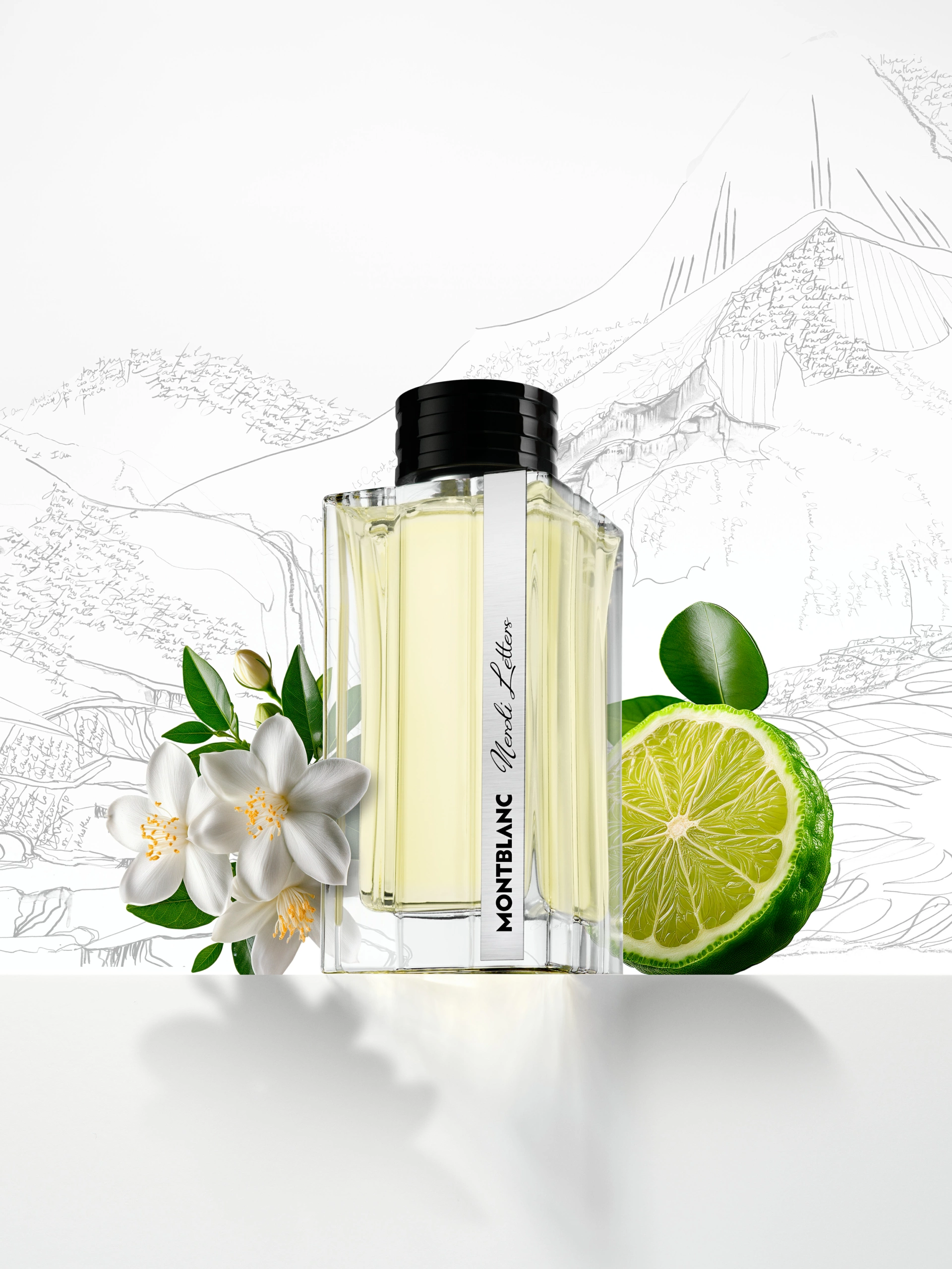 SOLO_MONTBLANC_NEROLI_LETTERS_R3 Un flacon de parfum Montblanc Neroli Lotus est placé au premier plan, avec à proximité des fleurs blanches et un citron vert coupé en deux. L'arrière-plan comporte une illustration au trait en noir et blanc représentant une montagne et des arbres, qui sert de contexte. L'éclairage propre à la photographie de produit est utilisé pour mettre clairement en valeur l'étiquette du flacon, sur laquelle figurent les mentions « Montblanc » et « Neroli Lotus ».